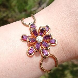Vintage Gold Tone Bracelet With Purple Glass Flower Unsigned 7.5"
